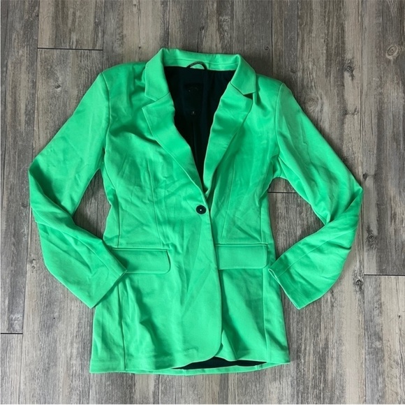 Goldbergh Metropolis Blazer in Spring Neon Green
8156 - Picture 8 of 9